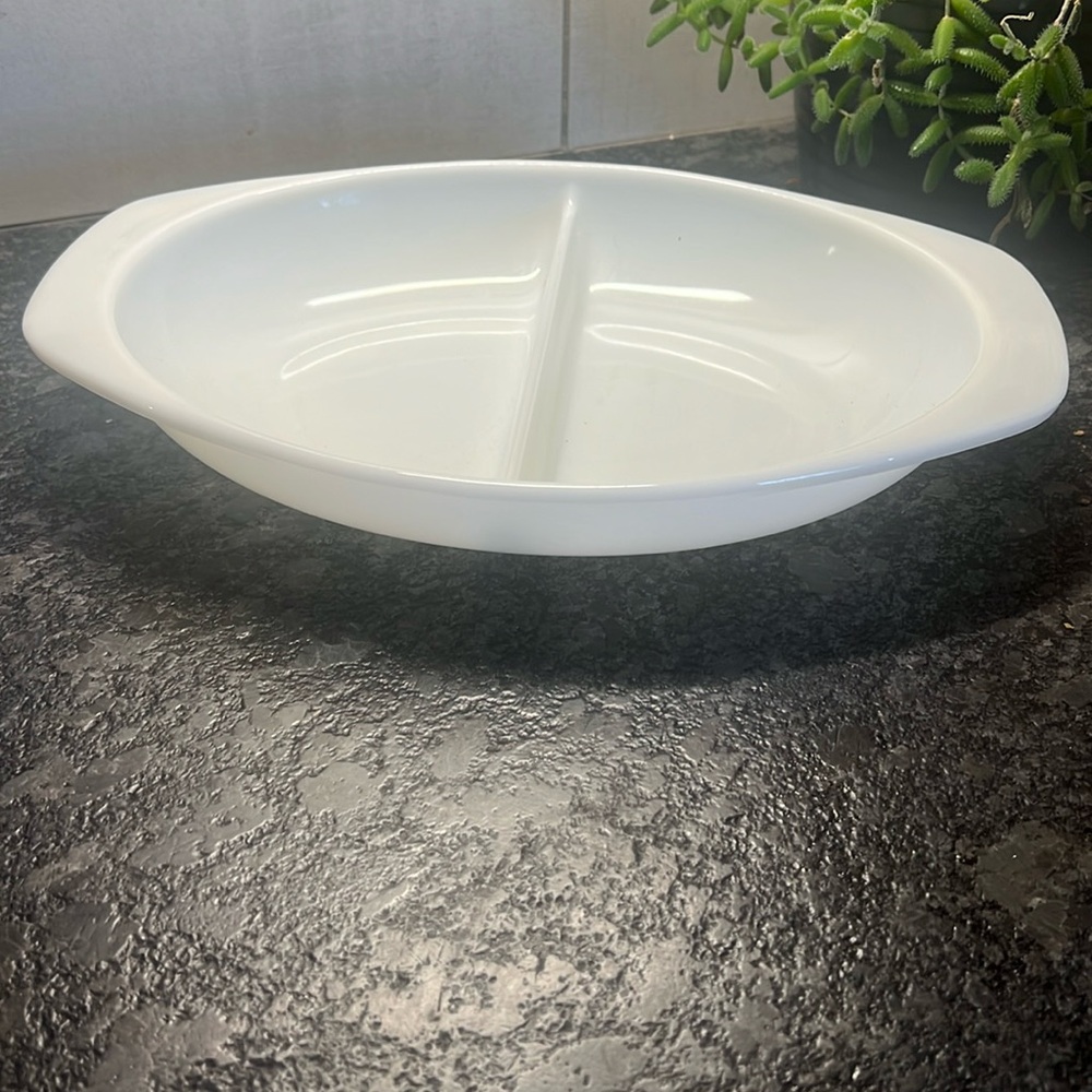 Pyrex 1-1/2 qt divided serving bowl in like new condition. 13x9. Solid white